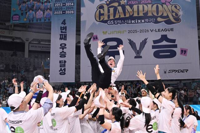 우승을 차지한 GS칼텍스 이영택 감독이 선수들에게 헹가래를 받공 있다. / 한국배구연맹(KOVO)