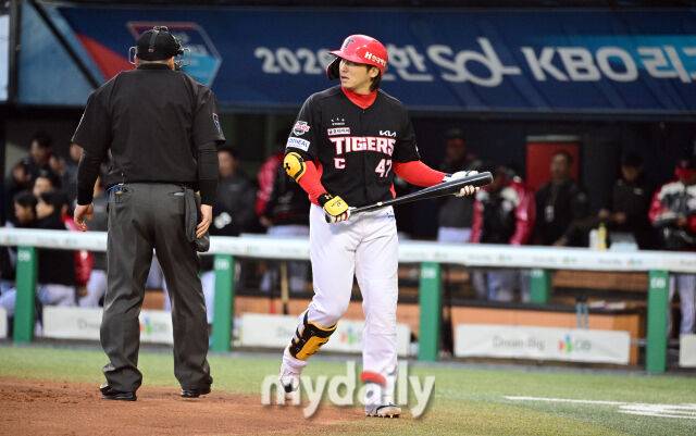2026년 4월 1일 오후 서울 잠실구장에서 '2026 신한 SOL KBO리그' KIA 타이거즈와 LG 트윈스의 경기가 열렸다. KIA 나성범이 1회초 2사 3루서 삼진을 당한 뒤 아쉬워하고 있다./마이데일리