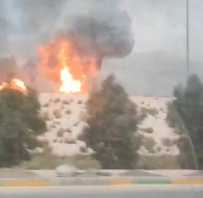 지난달 18일(현지시간) 이란 부셰르주 아살루예에서 이스라엘의 공습으로 남파르스 가스전에서 연기와 불길이 치솟는 모습. [로이터]