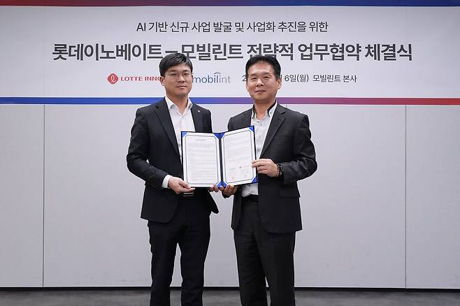 지난 6일 인공지능 반도체 기업 모빌린트 본사에서 열린 협약식에서 오현식(왼쪽부터) 롯데이노베이트 AI혁신센터장, 김성모 모빌린트 사업개발본부장 등이 기념 촬영을 하고 있다. [롯데이노베이트 제공]
