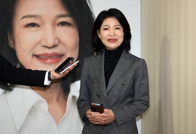 대구시장 선거에 출사표를 던진 이진숙 전 방송통신위원장이 지난 6일 오후 대구 시내 자신의 선거캠프에서 기자들과 만나 질문에 답하고 있다. [연합]