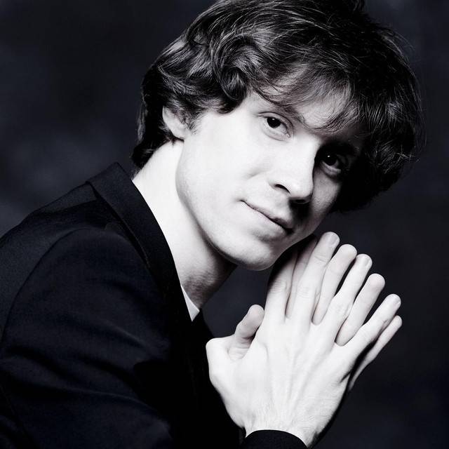 베르비에 체임버 오케스트라와 예술감독 가보르 터카치-너지(Gábor Takács-Nagy)는 라파우 블레하츠는 “환상적인 피아니스트”라고 극찬하며   “협연은 솔리스트가 공연에 자신의 색깔을 입히는 것이니 제가 그를 따를 것”이라고 했다. [예술의전당 제공]