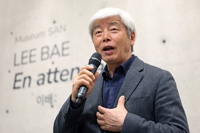 이배 작가가 6일 강원 원주시 뮤지엄 산에서 개인전 ‘En attendant: 기다리며’ 기자간담회를 하고 있다.  [뉴시스]
