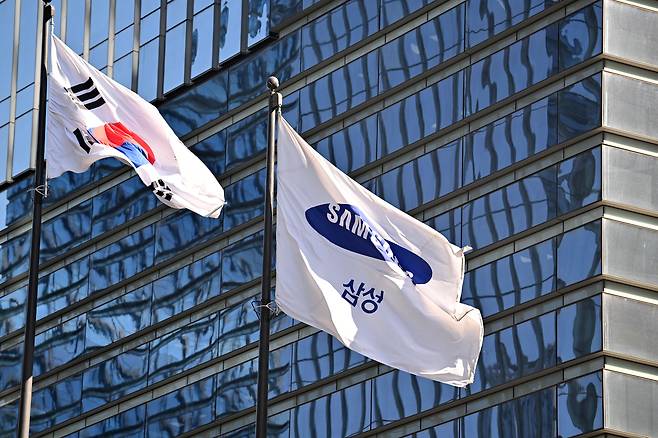 삼성전자가 연결 기준 올해 1분기 잠정 실적으로 매출 133조원, 영업이익 57조2000억원을 7일 발표했다. 매출은 전년 1분기(79조1405억원) 대비 68.06% 늘었고, 영업이익은 같은 기간 6조6853억원에서 755.01% 급증했다. 매출과 영업이익 모두 사상 최대 실적을 기록했으며 시장에서는 메모리 반도체가 역대 최대 실적을 견인한 핵심으로 예측하고 있다. 사진은 이날 오전 서울 서초구 삼성전자 서초사옥의 모습.  임세준 기자