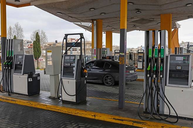 이스라엘이 점령한 요르단강 서안 지구 라말라의 한 주유소에서 차량에 연료를 주유하는 모습. [AFP]
