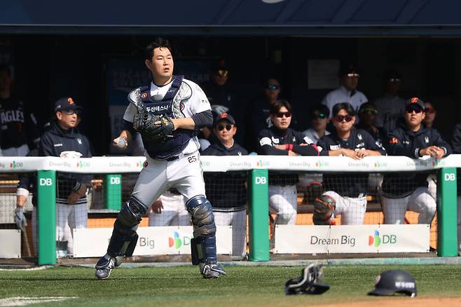 [서울=뉴시스] 프로야구 두산 베어스의 양의지가 5일 서울 잠실구장에서 열린 2026 신한 쏠 KBO리그 한화 이글스와의 경기에서 타구를 처리하고 있다. (사진=두산 베어스 제공) 2026.04.05. *재판매 및 DB 금지