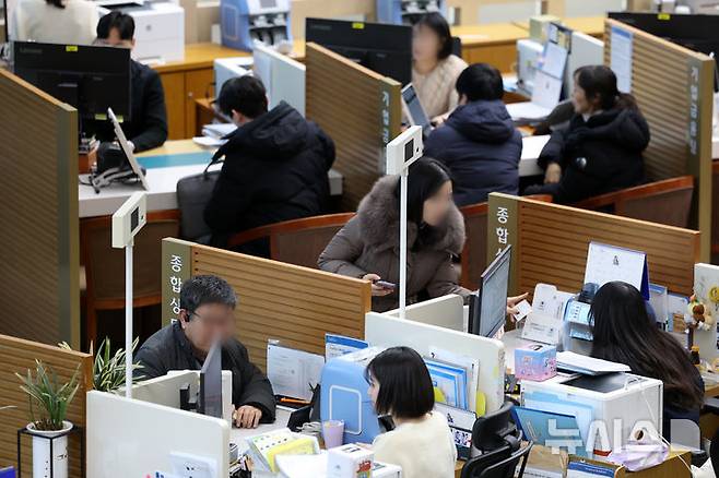 [서울=뉴시스] 조성우 기자 = 주요 시중은행이 지난해 중단했던 가계대출 영업을 재개한 2일 오후 서울 시내의 한 시중은행 영업부에서 고객이 상담을 받고 있다.금융권에 따르면 KB국민은행은 2일부터 주택담보·신용·전세자금 대출 타행 대환을 다시 시행한다. 신한은행 역시 대출 상담사를 통한 주택담보·전세자금 대출과 모기지보험 가입을 재개한다. 하나은행은 같은 날부터 생활안정자금 용도를 포함한 주택담보대출 접수를 받는다. 우리은행은 부동산 대출 상품의 영업점별 판매 한도를 해제한다. 2026.01.02. xconfind@newsis.com