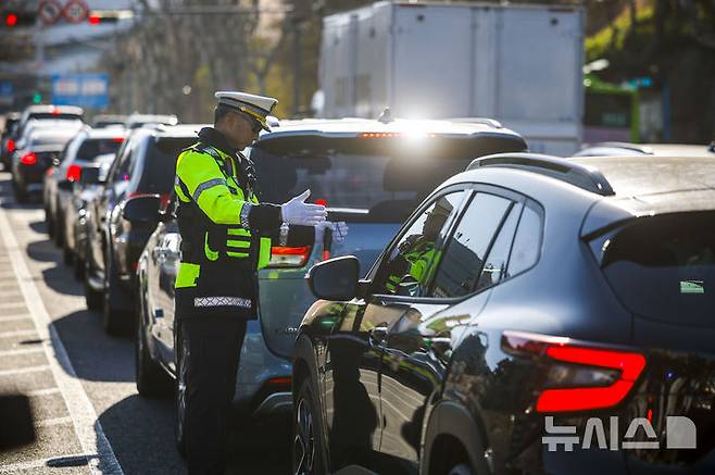 [서울=뉴시스] 정병혁 기자 = 7일 서울 서대문구 연세대학교 앞 성산로에서 서대문경찰서 경찰관들이 꼬리물기 및 끼어들기 단속 및 계도 활동을 하고 있다. 2026.04.07. jhope@newsis.com