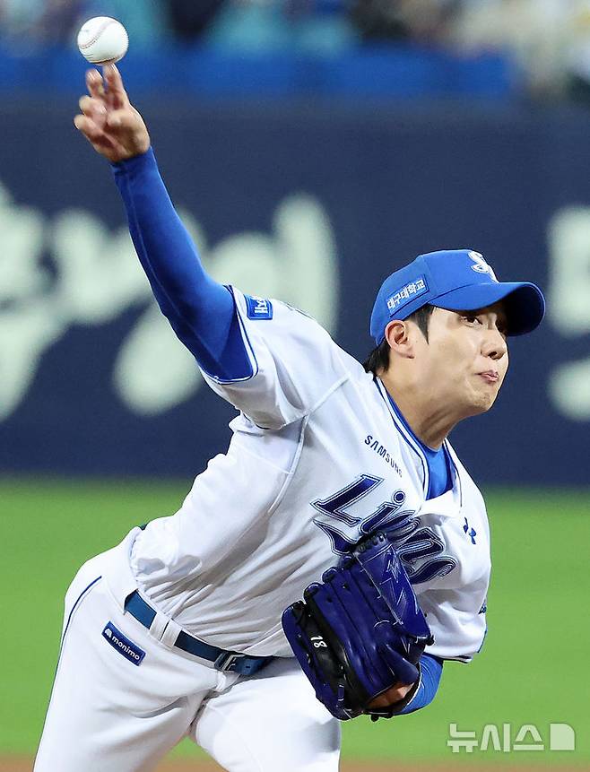 [대구=뉴시스] 이무열 기자 = 22일 대구 수성구 삼성라이온즈파크에서 열린 2025 신한 SOL 뱅크 KBO 포스트시즌 플레이오프 4차전 한화 이글스와 삼성 라이온즈의 경기, 1회초 삼성 선발투수 원태인이 공을 던지고 있다. 2025.10.22. lmy@newsis.com