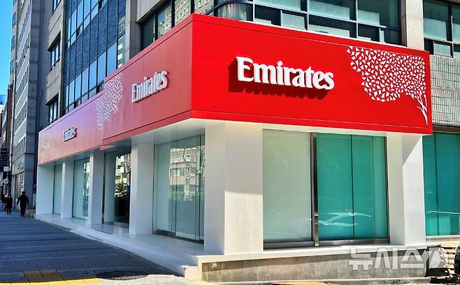 [부산=뉴시스] 원동화 기자 = 부산 중구의 한 빌딩 1층에 공사 중인 에미레이트항공 부산 GSA 지점. 현재 간판이 설치됐고, 내부는 아직 공사 중이다. 2026.04.07. dhwon@newsis.com