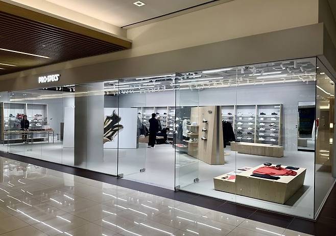 [서울=뉴시스] 국내 스포츠 브랜드 '프로-스펙스'가 올해 봄여름 시즌을 기점으로 대대적인 리브랜딩 작업에 나선다. 사진은 프로-스펙스 용산 직영점(사진=프로-스펙스 제공) *재판매 및 DB 금지 *재판매 및 DB 금지