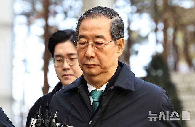 [서울=뉴시스] 최진석 기자 = 특검이 12·3 비상계엄 사태와 관련해 내란 중요임무 종사 등 혐의로 기소된 한덕수 전 국무총리의 2심에서 징역 23년을 구형했다.  사진은 지난 1월 21일 한 전 총리가 자신의 내란 혐의 재판 1심 선고기일에 출석하는 모습. 2026.04.07. myjs@newsis.com