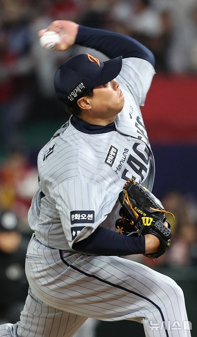 [인천=뉴시스] 최진석 기자 = 7일 인천 랜더스필드에서 열린 2026 KBO리그 한화 이글스와 SSG 랜더스의 경기, 5회말 한화 선발투수 류현진이 역투하고 있다. 2026.04.07. myjs@newsis.com