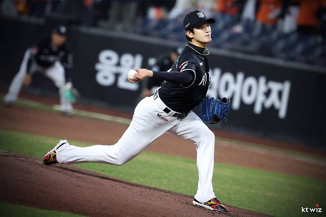 [서울=뉴시스] 프로야구 KT 위즈 고영표가 1일 수원KT위즈파크에서 열린 2026 신한 쏠 KBO리그 한화 이글스전에 선발 등판해 공을 던지고 있다. (사진=KT 위즈 제공) 2026.04.01. *재판매 및 DB 금지
