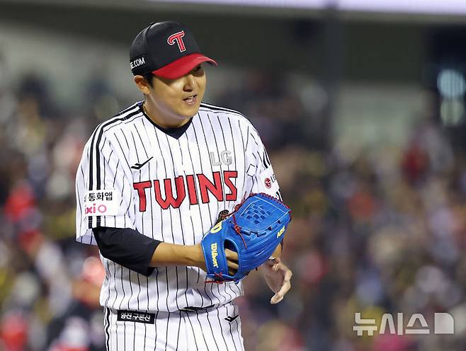 [서울=뉴시스] 조성우 기자 = 1일 오후 서울 송파구 잠실야구장에서 열린 2026 KBO리그 KIA 타이거즈와 LG 트윈스의 경기, LG 투수 송승기가 4회초 공격 1사 주자 1루서 김선빈의 타구를 병살처리한 2루수 신민재에게 박수를 보내고 있다. 2026.04.01. xconfind@newsis.com