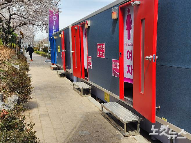 낙동강정원 벚꽃축제를 맞아 사상구가 임시 화장실을 설치했지만, 단차가 높아 휠체어를 이용하는 장애인은 이용할 수 없다. 정혜린 기자