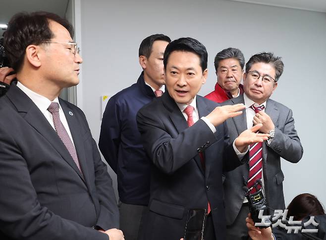 장동혁 국민의힘 대표가 6일 인천 계양구 계산동의 '천원 주택' 현장을 찾아 현황보고를 받고 있다. 황진환 기자