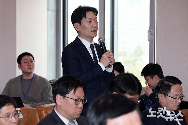 '쌍방울 대북 송금' 의혹 사건의 수사 책임자인 박상용 인천지검 부부장검사가 3일 서울 여의도 국회에서 열린 윤석열 정권 정치검찰 조작기소 의혹사건 진상규명 국정조사 특별위원회 전체회의에서 발언을 하고 있다. 윤창원 기자