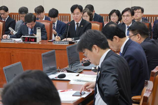 2일 국회에서 열린 기후에너지환경노동위원회 전체회의에서 김영훈 고용노동부 장관이 의원 질의에 답하고 있다. 연합뉴스