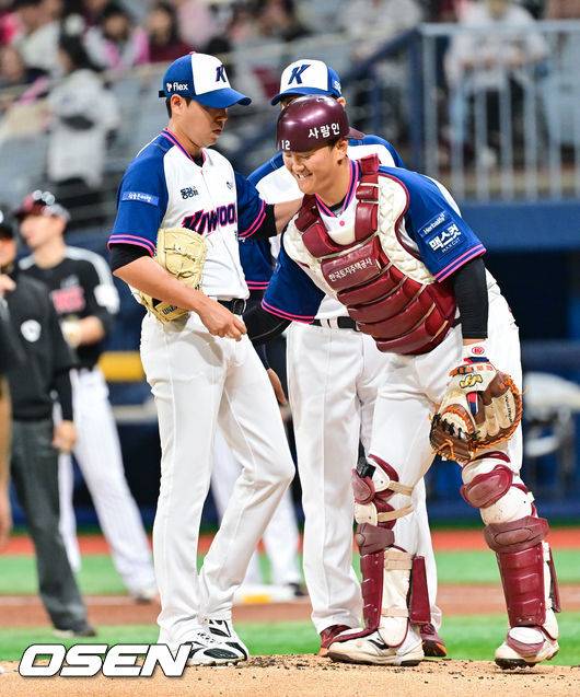 [OSEN=고척, 박준형 기자] 4일 오후 서울 고척스카이돔에서 ‘2026 신한은행 SOL Bank KBO리그’ 키움 히어로즈와 LG 트윈스의 경기가 진행됐다.이날 키움은 하영민을, LG는 임찬규를 선발투수로 내세웠다.  2회초 키움 노병오 투수 코치 마운드 방문때 김건희 포수가 하영민 투수를 다독이고 있다.   2026.04.04 / soul1014@osen.co.kr