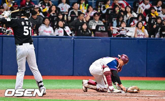 [OSEN=고척, 박준형 기자] 4일 오후 서울 고척스카이돔에서 ‘2026 신한은행 SOL Bank KBO리그’ 키움 히어로즈와 LG 트윈스의 경기가 진행됐다.이날 키움은 하영민을, LG는 임찬규를 선발투수로 내세웠다.  4회초 두번의 베이스 커버플레이를 펼친 키움 하영민 투수을 생각해 김건희 포수가 신발끈을 고쳐 메고 있다.      2026.04.04 / soul1014@osen.co.kr