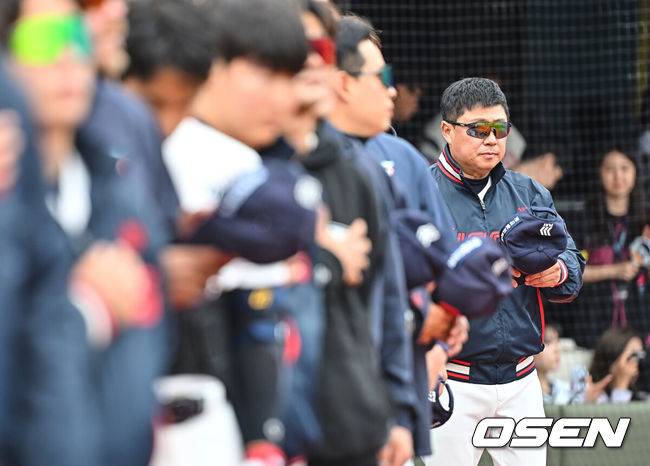 [OSEN=부산, 이석우 기자] 5일 부산 사직야구장에서 2026 신한 SOL KBO 리그 롯데 자이언츠와 SSG 랜더스의 경기가 열렸다. 홈팀 롯데는 박세웅이, 방문팀 SSG는 베니지아노가 선발 출전했다.롯데 자이언츠 김태형 감독이 경기를 시작하고 있다. 2026.04.05 / foto0307@osen.co.kr