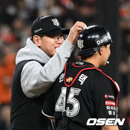 [OSEN=대전, 이대선 기자] 1일 대전 한화생명볼파크에서 2026 신한 SOL KBO리그 한화 이글스와 KT 위즈의 경기가 열렸다.이날 한화는 류현진, KT는 고영표를 선발로 내세웠다.6회말 무사 1,3루에서 마운드를 방문한 KT 이강철 감독이 포수 한승택을 보며 미소짓고 있다. 2026.04.01 /sunday@osen.co.kr
