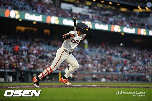 [사진] 샌프란시스코 자이언츠 이정후는 7일(한국시간) 미국 캘리포니아주 샌프란시스코 오라클 파크에서 열린 2026 메이저리그 필라델피아 필리스와의 홈경기에서 우익수 겸 6번타자로 선발 출전해 4타수 1안타를 기록했다. 시즌 타율은 0.162를 기록했다. ⓒGettyimages(무단전재 및 재배포 금지)