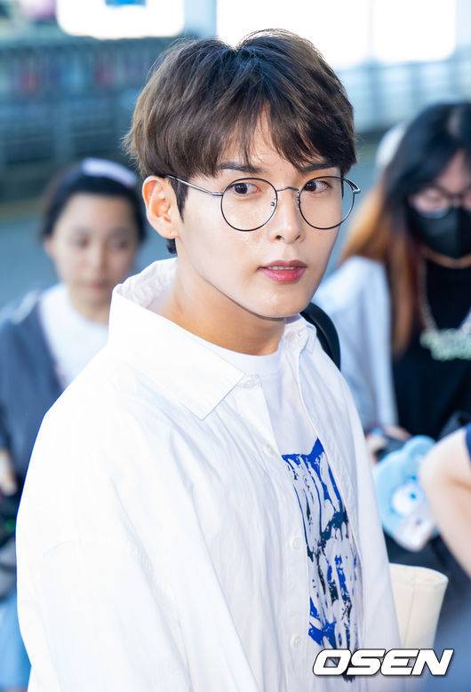 [OSEN=인천공항, 민경훈 기자] 그룹 슈퍼주니어가 22일 오후 SMTOWN LIVE 2023 SMCU PALACE 참석을 위해 인도네시아 자카르타로 출국했다.슈퍼주니어 려욱이 출국장으로 향하며 포즈를 취하고 있다. 2023.09.22 /rumi@osen.co.kr