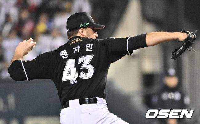 [OSEN=잠실, 조은정 기자]11일 서울 잠실야구장에서 ‘2024 신한 SOL뱅크 KBO 포스트시즌’ 준플레이오프 5차전 LG 트윈스와 KT 위즈의 경기가 열렸다.LG는 임찬규, KT는 엄상백을 5차전 선발 투수로 내세웠다. 8회말 1사 KT 벤자민이 역투하고 있다. 2024.10.11 /cej@osen.co.kr