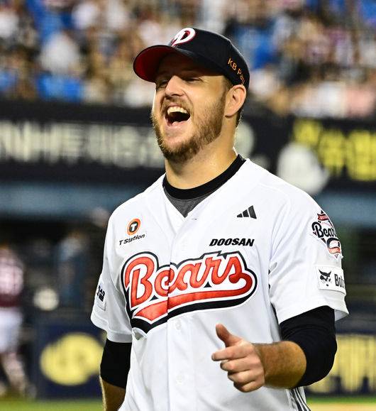 [OSEN=잠실, 지형준 기자] 17일 오후 서울 잠실구장에서 ‘2025 신한 SOL Bank KBO리그’ 두산 베어스와 키움 히어로즈의 경기가 열렸다.두산은 콜어빈, 키움은 매르세데스가 선발로 나섰다.3회초 1사 2루에서 두산 콜어빈이 키움 송성문의 3루땅볼에 2루주자 김태진을 베이스커버 들어가 아웃시키며 미소짓고 있다. 원심은 세이프였지만 비디오 판독 결과 아웃. 2025.09.17 /jpnews@osen.co.kr