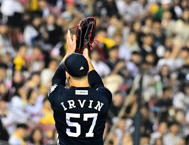 [OSEN=잠실, 지형준 기자] 30일 서울 잠실구장에서 ‘2025 신한 SOL Bank KBO리그’ LG 트윈스와 두산 베어스의 시즌 16차전이 열렸다.LG는 정규시즌 우승 매직넘버가 ‘1’이다. 승리를 한다면, 우승을 결정짓게 된다. 9위가 확정된 두산은 시즌 최종전이다.&nbsp;LG는 송승기, 두산은 콜어빈이 선발로 나섰다.6회말 1사 1,2루에서 두산 콜어빈이 교체되며 팬들에게 인사를 하고 있다. 2025.09.30 /jpnews@osen.co.kr