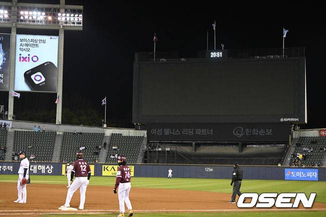 [OSEN=잠실, 조은정 기자]7일 서울 잠실야구장에서 '2026 신한 SOL Bank KBO리그' 키움 히어로즈와 두산 베어스의 경기가 열렸다.이날 두산은 최승용, 키움은 배동현을 선발로 내세웠다.7회초 전광판이 꺼져 있다. 2026.04.07 /cej@osen.co.kr