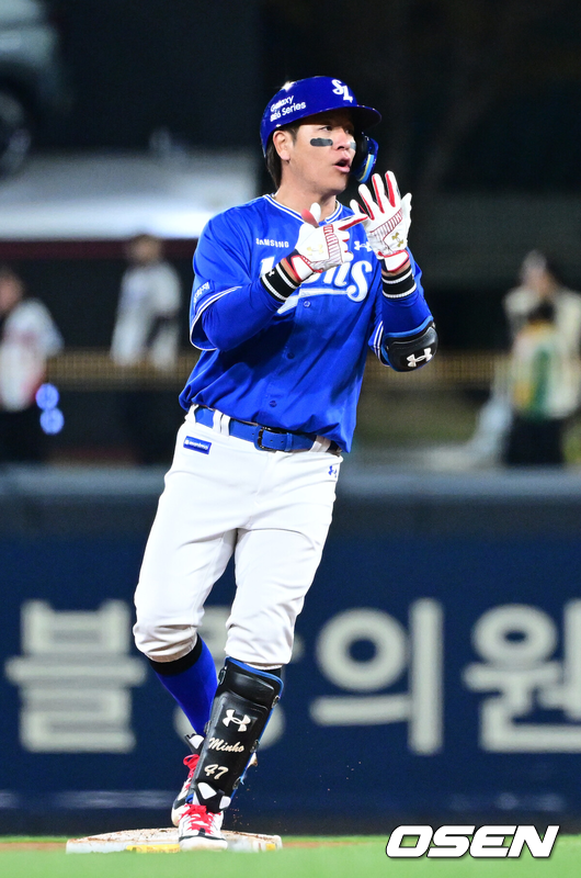 [OSEN=광주, 최규한 기자] 7일 광주-기아 챔피언스필드에서 ‘2026 신한 SOL KBO리그’ KIA 타이거즈와 삼성 라이온즈의 경기가 열렸다.홈팀 KIA는 양현종, 방문팀 삼성은 양창섭을 선발로 내세웠다.8회초 2사 2, 3루 상황 삼성 강민호가 달아나는 2타점 2루타를 날리고 2루에 안착해 기뻐하고 있다. 2026.04.07 / dreamer@osen.co.kr