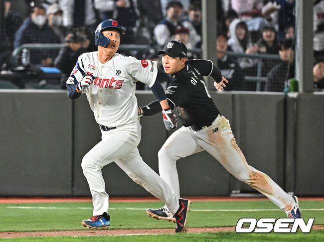 [OSEN=부산, 이석우 기자] 7일 부산 사직야구장에서 2026 신한 SOL KBO 리그 롯데 자이언츠와 KT 위즈의 경기가 열렸다. 홈팀 롯데는 나균안이, 방문팀 KT는 고영표가 선발 출전했다.롯데 자이언츠 노진혁이 4회말 무사 1,3루 윤동희의 3루 땅볼때 협살당하고 있다. 2026.04.07 / foto0307@osen.co.kr