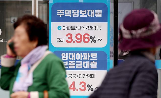 전국의 주택 구입에 따른 금융 부담을 보여주는 지수가 반등했다. 지역별로는 서울의 경우 소득의 40% 이상을 주택담보대출 원리금 상환에 쓰는 것으로 나타났다. 특히 서울에 거주하는 주택담보대출 차주들의 상환 부담은 2년6개월만에 최고치를 기록했다. 한국주택금융공사에 따르면, 지난해 4분기 전국의 '주택구입부담지수'('K-HAI')는 60.9였다. 이는 전 분기 59.6보다 1.3포인트(p) 상승한 수치다. 이 지수는 2024년 4분기(63.7) 이후 3분기 연속 하락하다 상승으로 돌아섰다. 이 같은 변동 배경에는 금리 상승이 원인으로 꼽히고 있다. 6일 서울시내 시중은행에 주택담보대출 상품 안내문이 붙어있다. 뉴시스