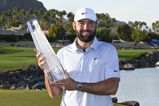 20승 트로피를 들고 활짝 웃는 스코티 셰플러. AFP연합뉴스