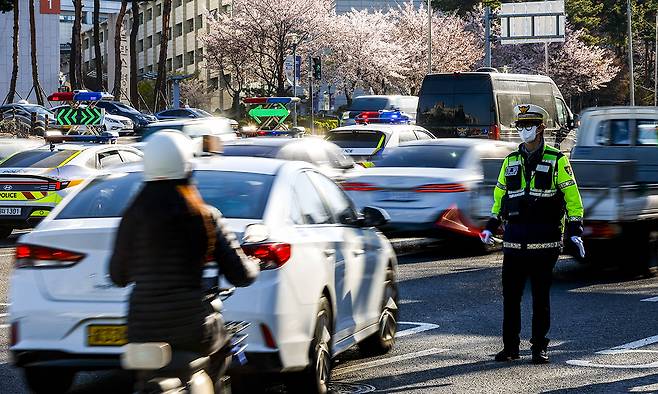 7일 서울 서대문구 연세대학교 앞 성산로에서 서대문경찰서 경찰관들이 꼬리물기 및 끼어들기 단속 및 계도 활동을 하고 있다. 뉴시스