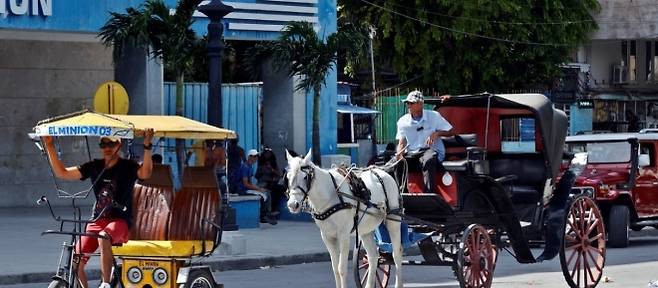 사진=쿠바의 수도 아바나에서 주로 외국인관광객이 타는 관광용 마차가 빈 상태로 길을 가고 있다. 에페 캡처