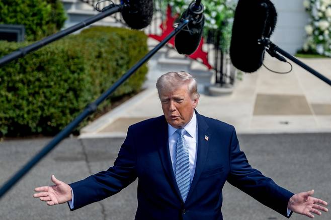 도널드 트럼프 미국 대통령이 6일(현지 시간) 백악관에서 열린 부활절 행사에서 취재진의 질문에 답하고 있다. EPA연합뉴스