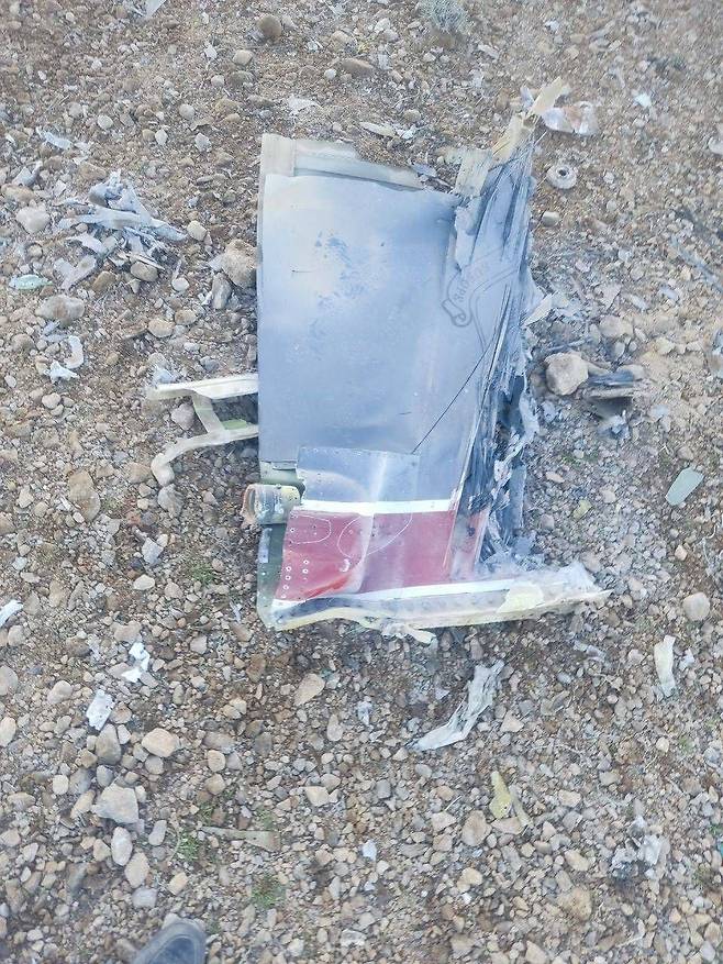 이란 국영 매체가 지난 3일(현지 시간) 공개한 ‘F-15E 스트라이크 이글’ 추정 미국 전투기 잔해 사진. 로이터연합뉴스