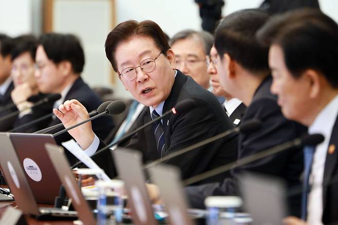 이재명 대통령이 6일 청와대에서 열린 국무회의 겸 비상경제점검회의에서 구윤철 부총리 겸 재정경제부 장관과 대화하고 있다. 연합뉴스