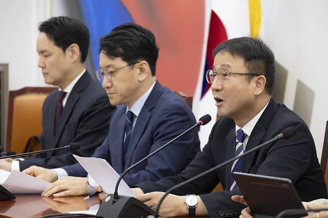 더불어민주당 한병도 원내대표가 7일 국회에서 열린 원내대책회의에서 ‘전쟁 추경’ 처리와 관련해 발언하고 있다. 2026.4.7 연합뉴스