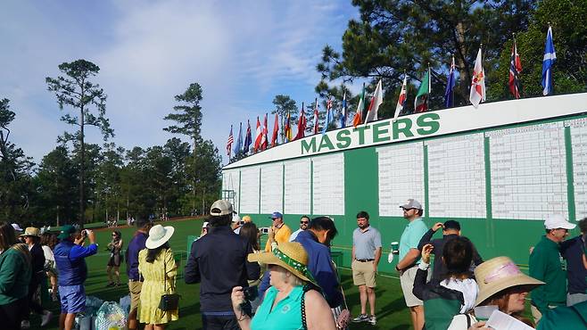 6일(현지 시간) 오거스타 내셔널GC 1번 홀 페어웨이 오른편의 대형 스코어보드 앞에서 관람객들이 기념 촬영을 하고 있다. 북쪽 게이트에서 가까운 이 스코어보드는 관람객들 사이에 ‘포토 스폿’으로 통한다. 오거스타=양준호 기자