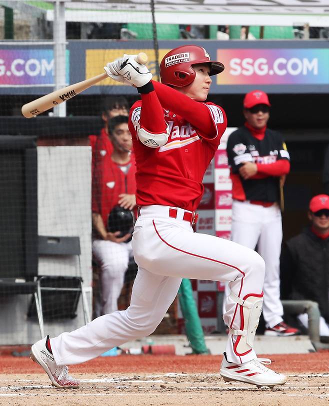 SSG의 ‘1번타자&nbsp;유격수’&nbsp;박성한은 올 시즌 초반부터 뜨거운 타격감을 자랑하며 팀의 상승세를 진두지휘하고 있다. 사진제공ㅣSSG 랜더스