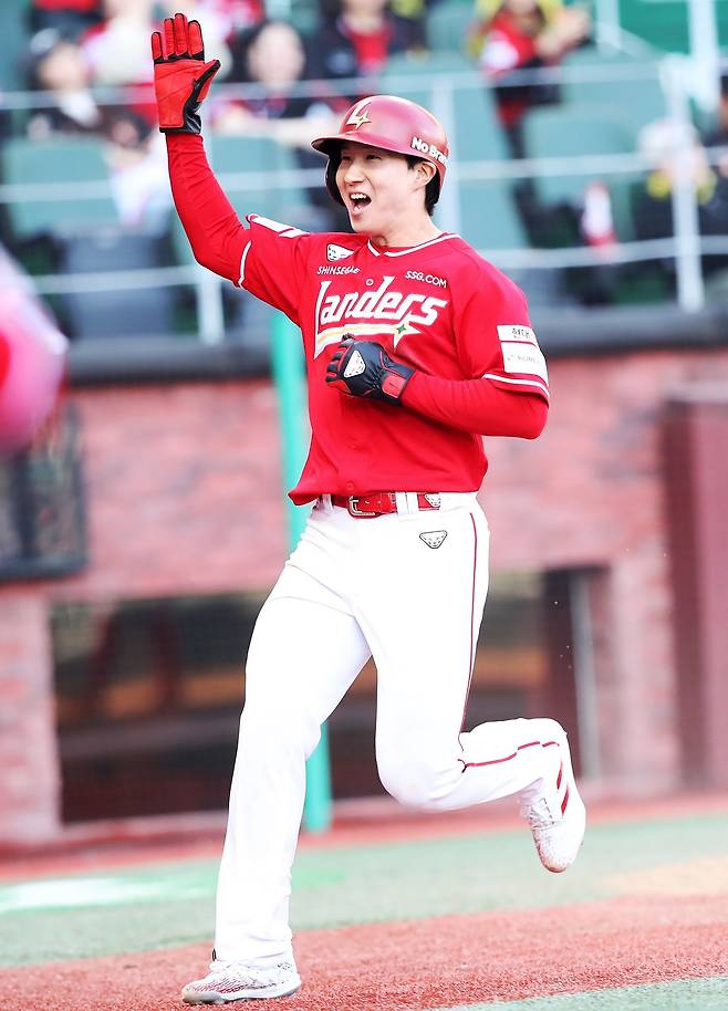 SSG의 ‘1번타자&nbsp;유격수’&nbsp;박성한은 올 시즌 초반부터 뜨거운 타격감을 자랑하며 팀의 상승세를 진두지휘하고 있다. 사진제공ㅣSSG 랜더스