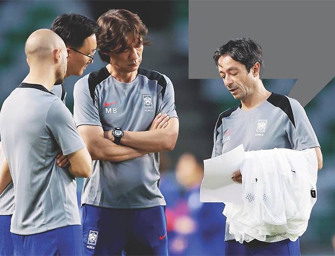 축구 대표팀 주앙 아로수 수석코치가 팔레스타인과의 2026 북중미 월드컵 아시아 지역 3차 예선 홈경기를 앞두고 2024년 9월 3일 고양종합운동장에서 훈련을 진행하며 홍명보 감독과 대화하고 있다. 대한축구협회 제공