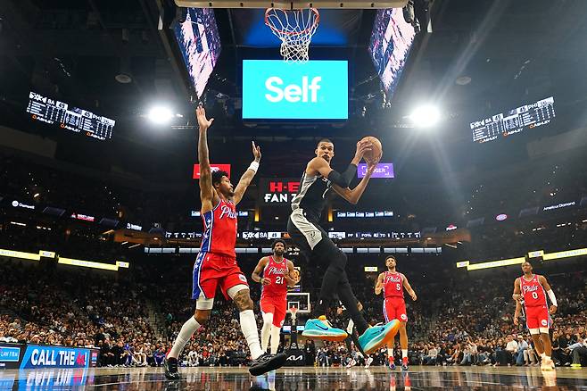 샌안토니오 웸반야마가 7일 필라델피아전에서 골밑으로 돌파하고 있다. Imagn Images연합뉴스