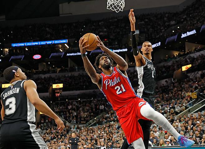 필라델피아 조엘 엠비드가 7일 샌안토니오전에서 골밑 슛을 시도할 때 웸반야마가 블록에 나서고 있다.Getty Images코리아
