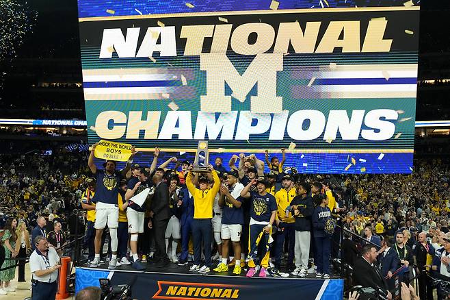 미시간대 선수들이 7일 미국 인디애나주 인디애나폴리스의 루카스 오일 스타디움에서 열린 2026 NCAA 남자농구 디비전1 토너먼트 결승에서 코네티컷대를 꺾고 우승한 뒤 세리머니를 하고 있다.  인디애나폴리스 | Imagn Images연합뉴스